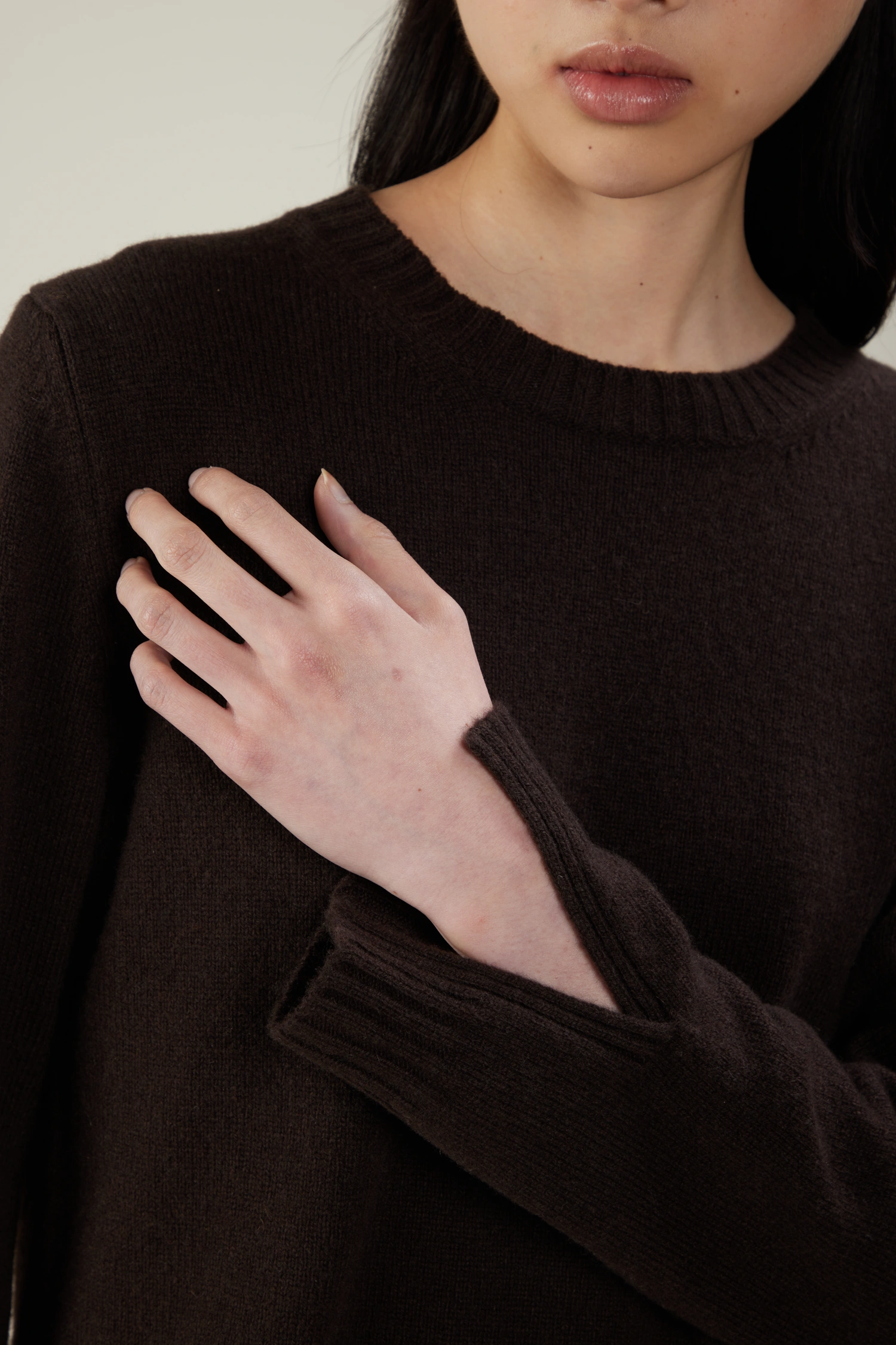 Maglia girocollo in lana e cashmere con spacchi laterali - immagine 4