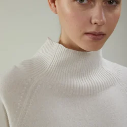 Maglia collo alto in lana e cashmere con spacchi laterali - Thumbnail Image 2