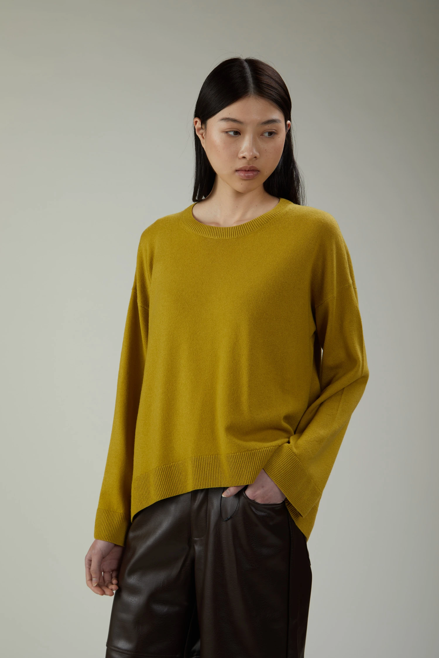 Maglia girocollo in lana e cashmere dal fondo stondato - immagine 1