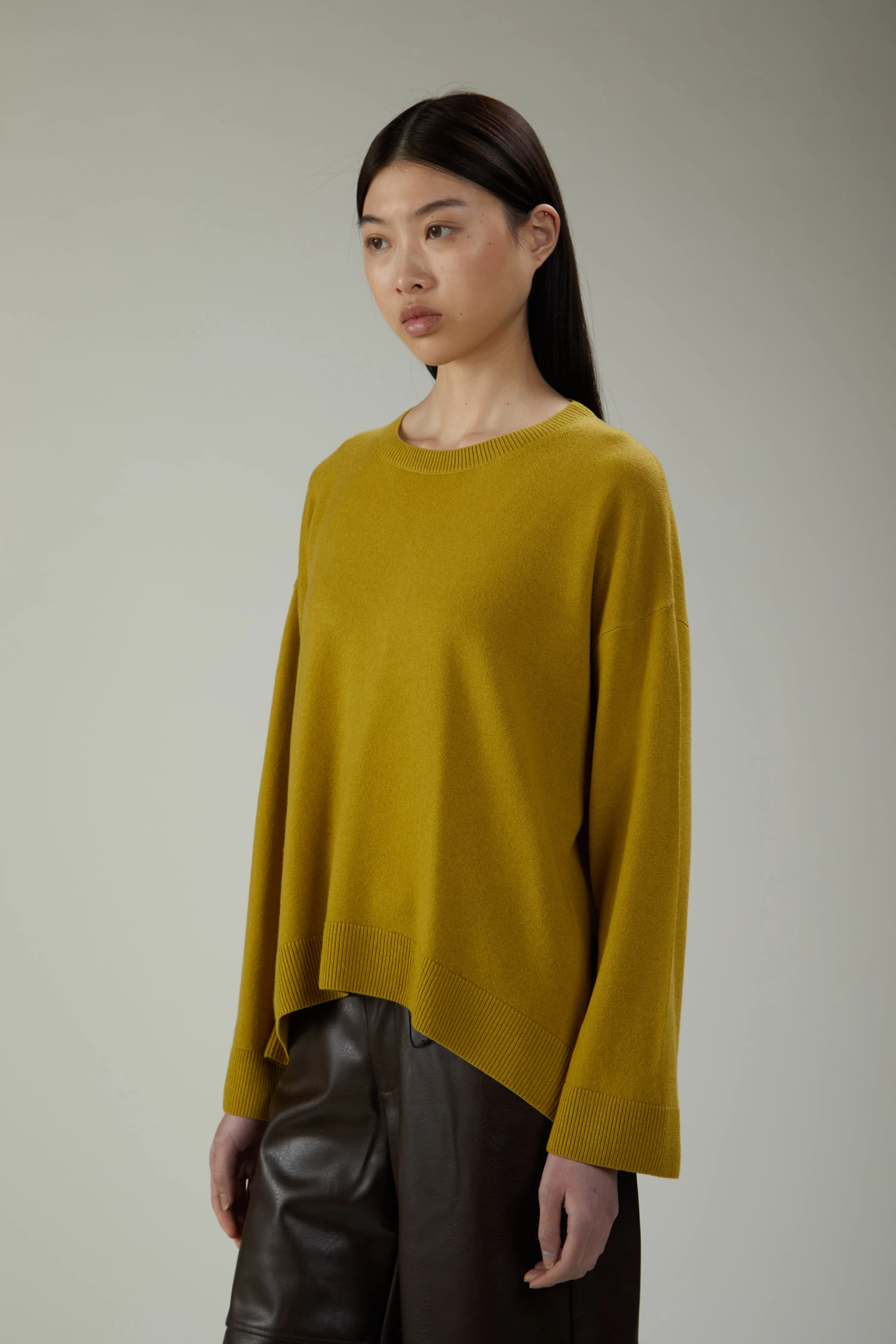 Maglia girocollo in lana e cashmere dal fondo stondato - immagine 2