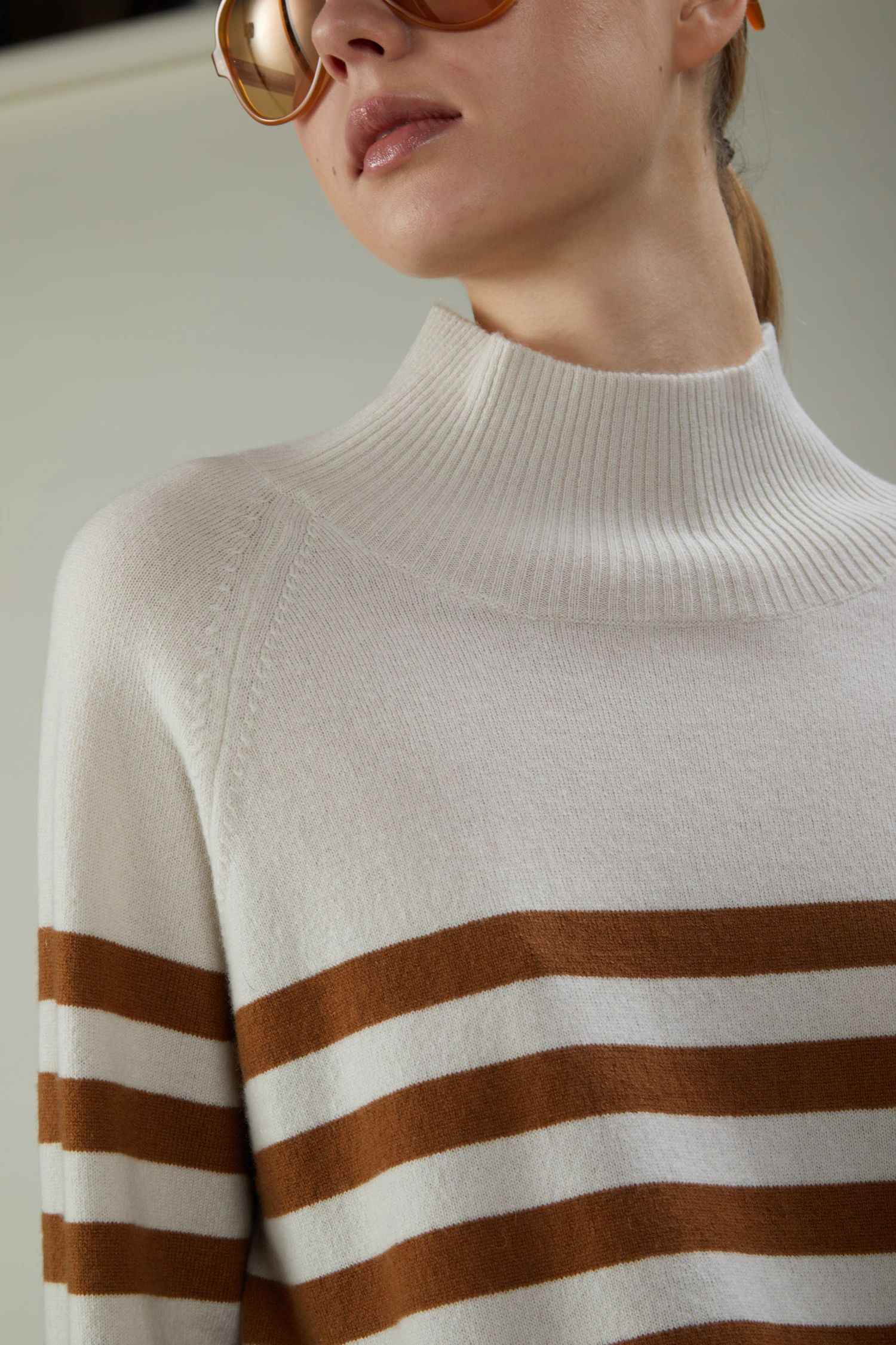 Maglia a collo alto a righe in lana e cashmere - immagine 2