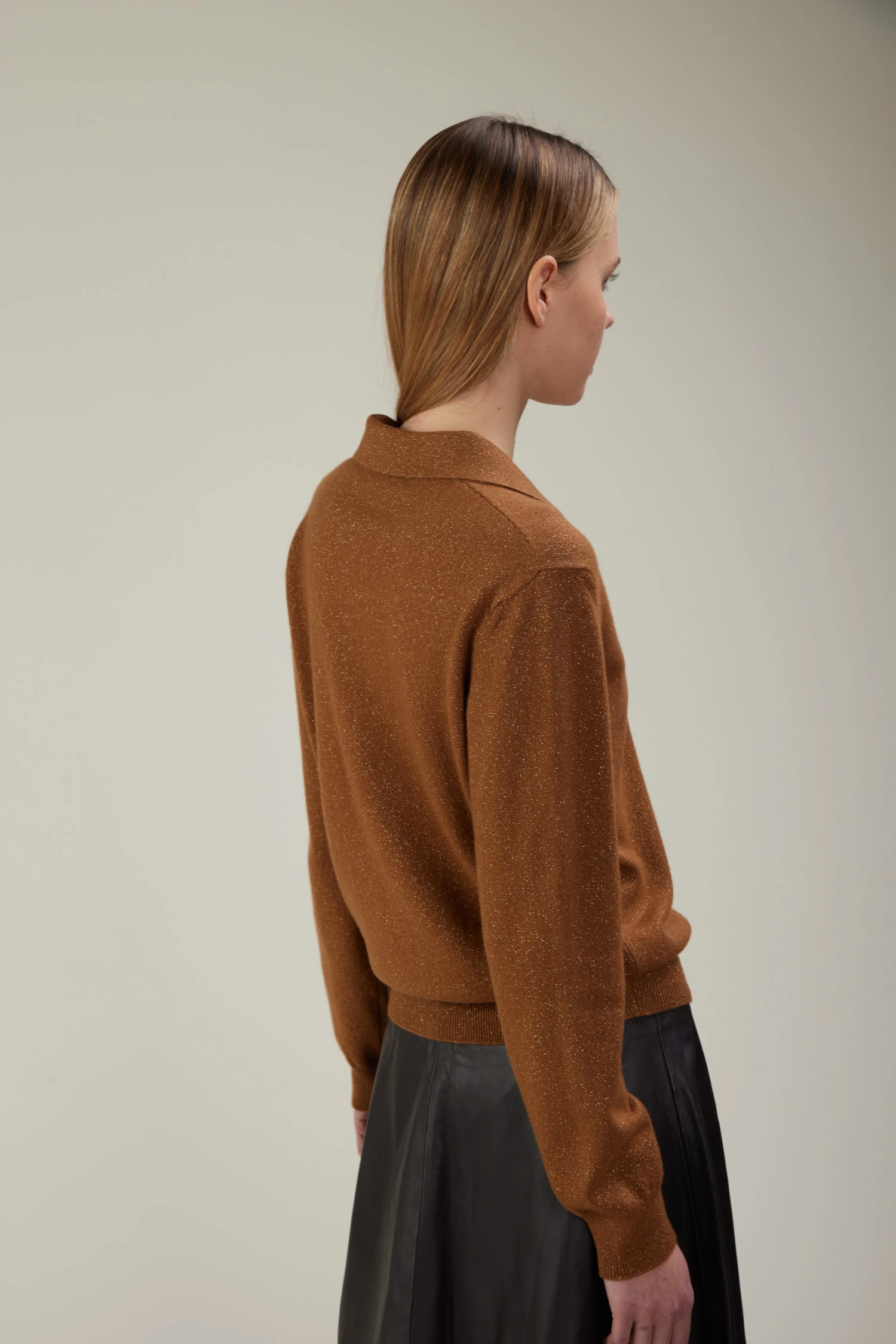 Polo in micropaillettes con scollo aperto - immagine 3