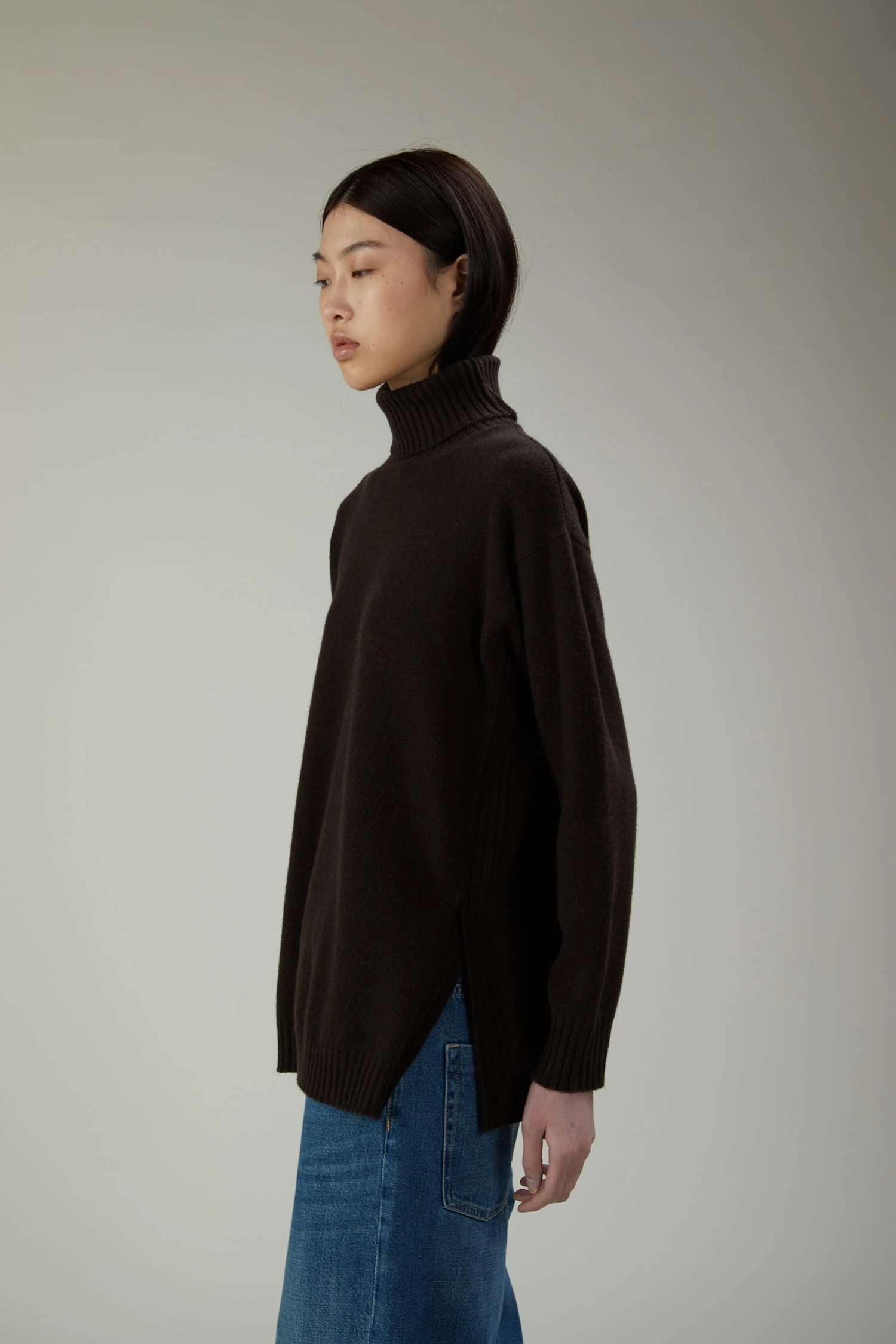 Maglia dolcevita in lana e cashmere con spacchi laterali - immagine 3