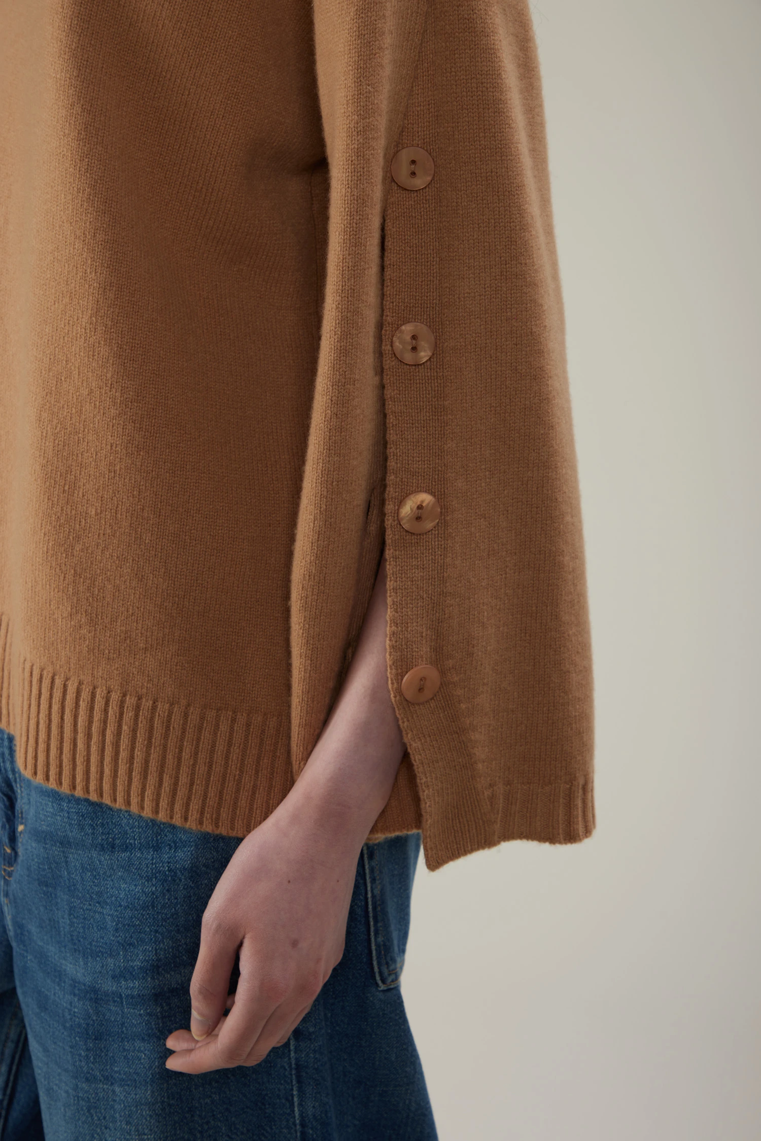 Maglione girocollo in lana con bottoni sulle maniche - immagine 2