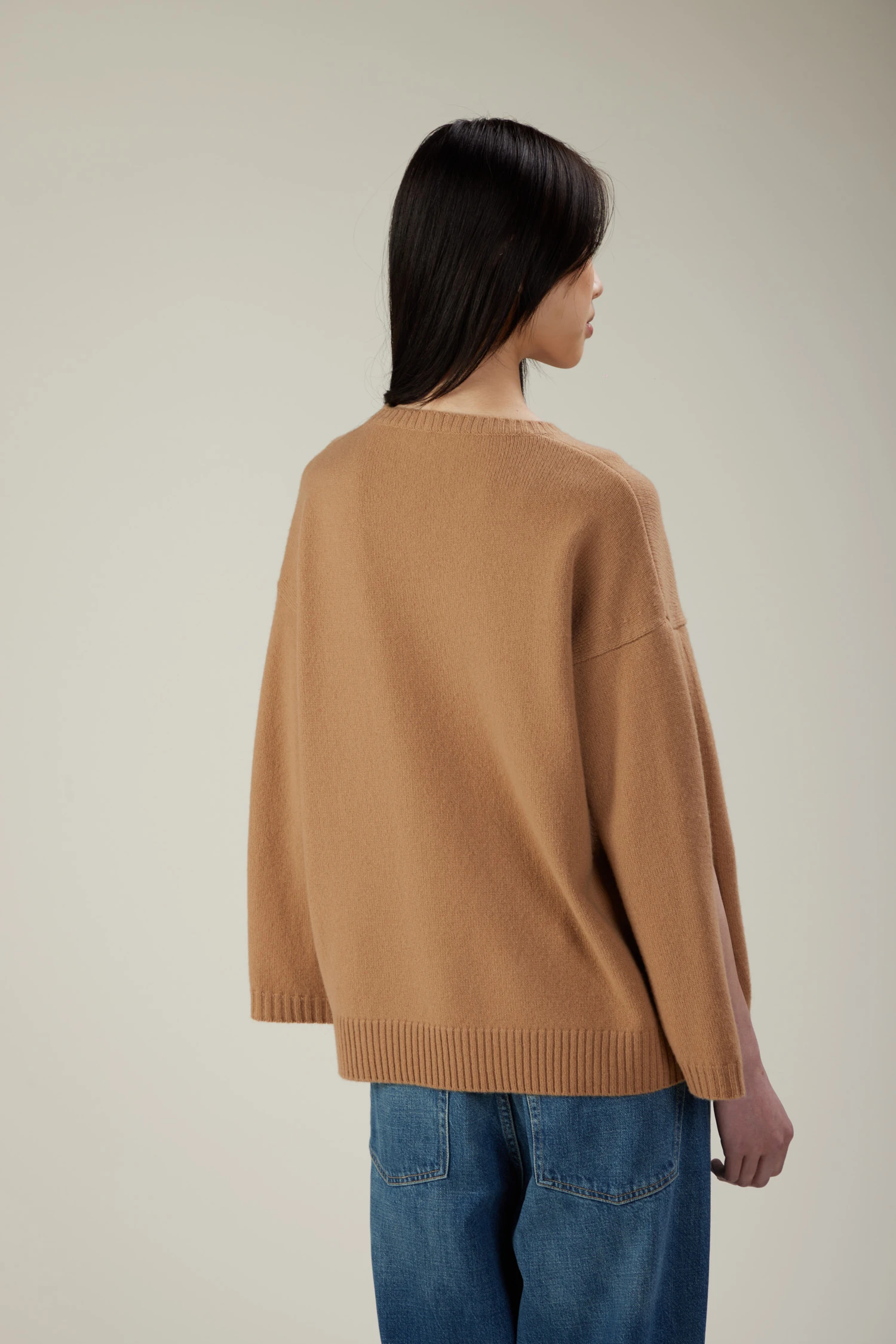 Maglione girocollo in lana con bottoni sulle maniche - immagine 3