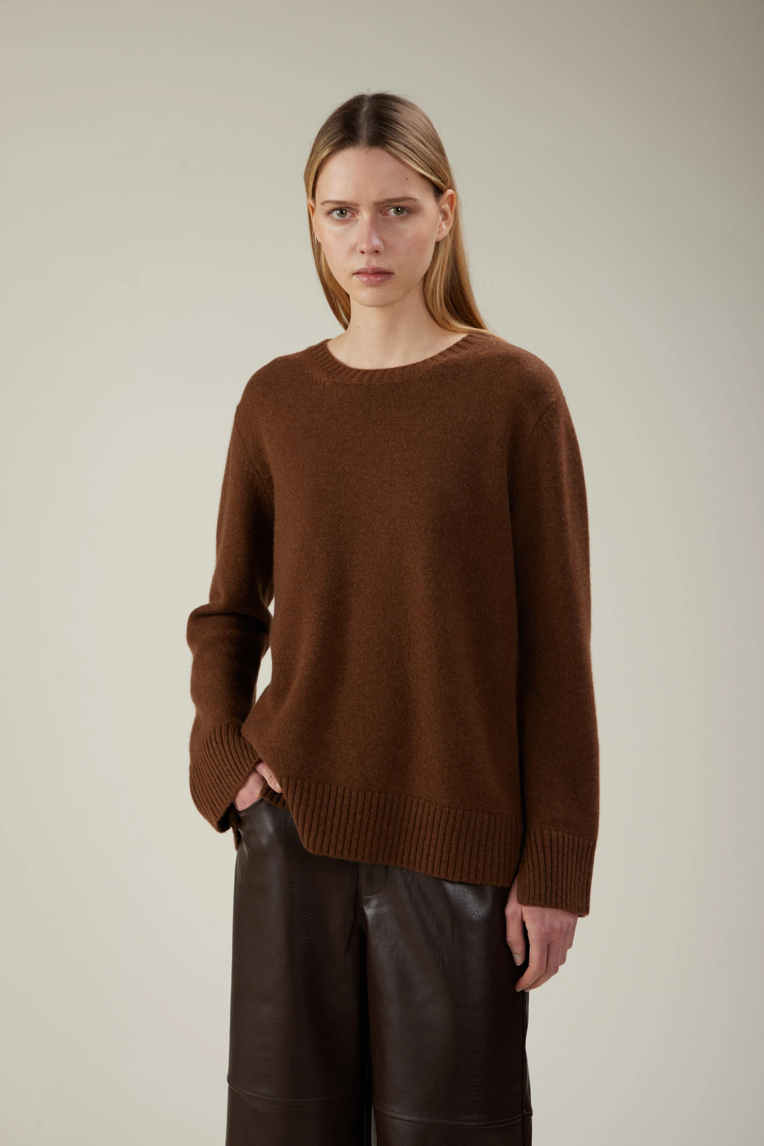 Maglia girocollo in cashmere con spacco posteriore - immagine 1