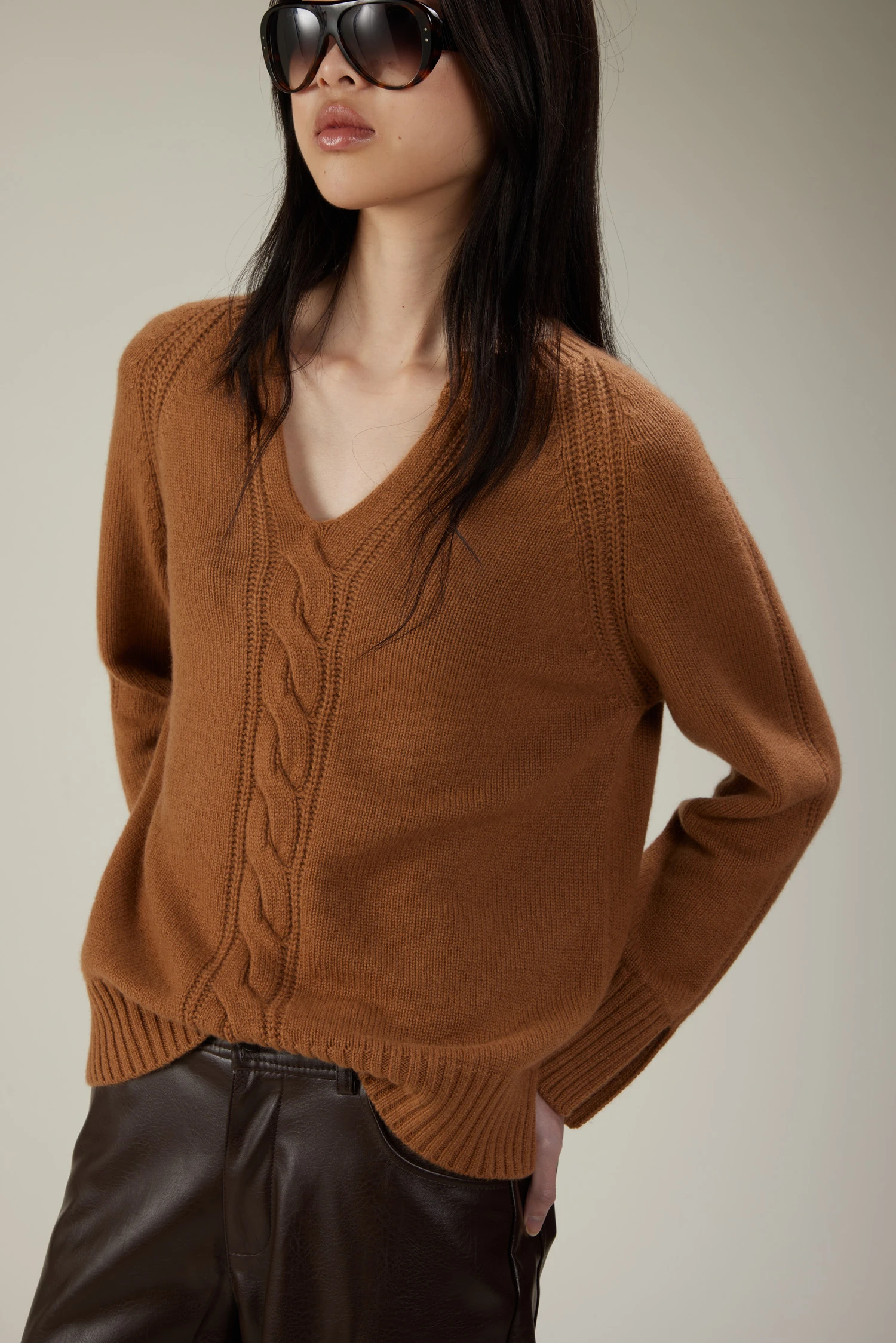 Maglia in cashmere con lavorazione a trecce e maniche raglan - immagine 1
