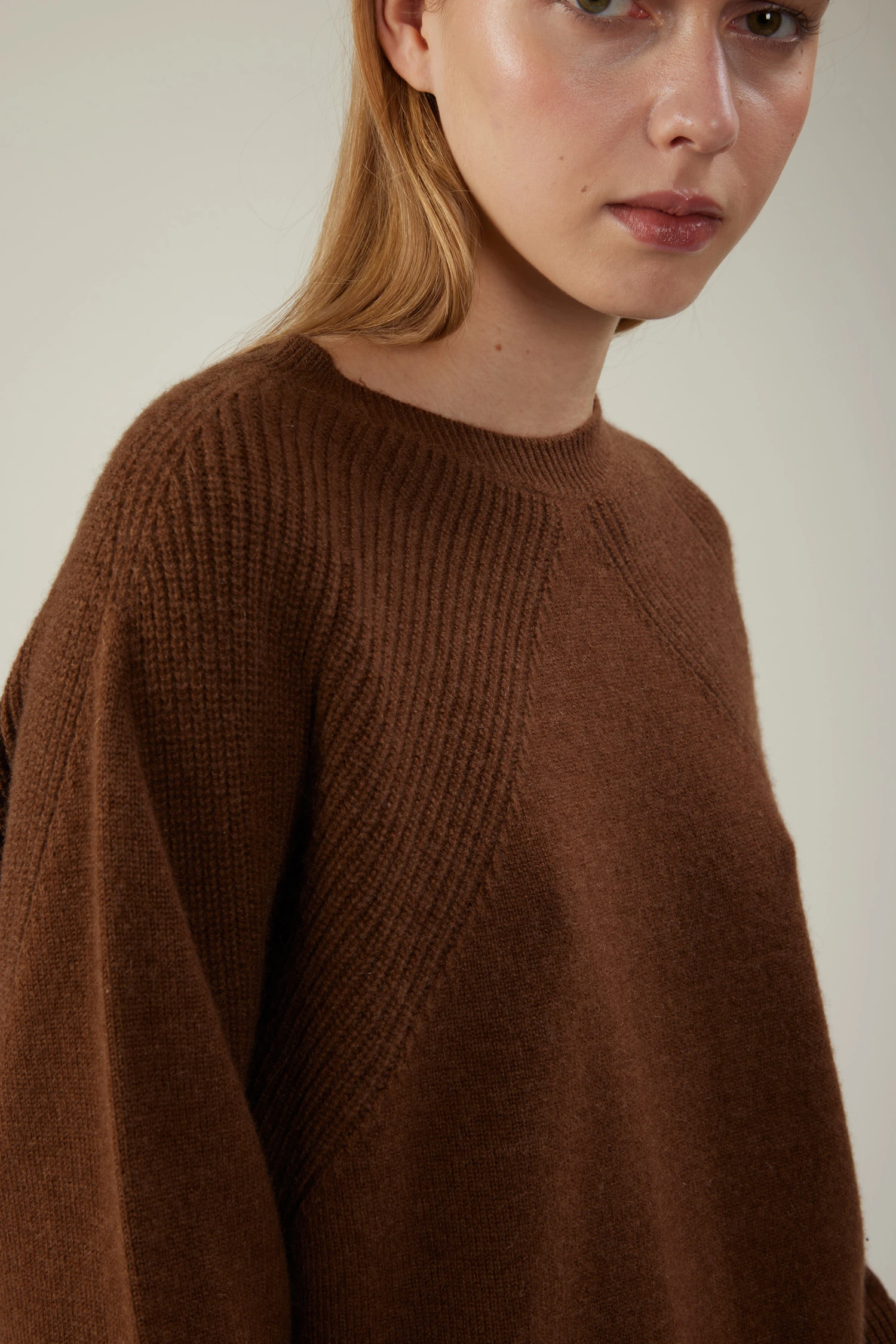 Maglia girocollo in cashmere con lavorazione a punto pannocchia - immagine 1