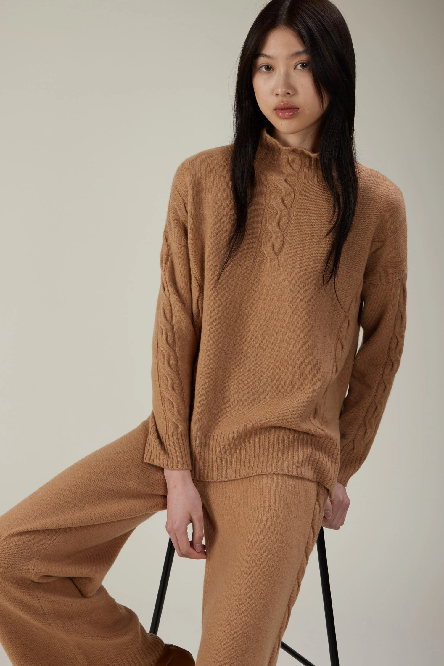 Maglia a collo alto in lana con lavorazione a trecce verticali e spacchi laterali - immagine 1