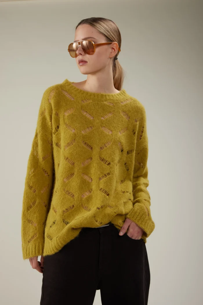 Maglia con scollo a barchetta in alpaca con lavorazione traforata