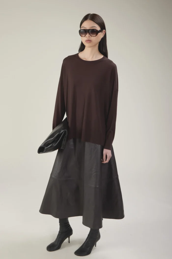 Maglia girocollo in lana merino extrafine con spacchi laterali