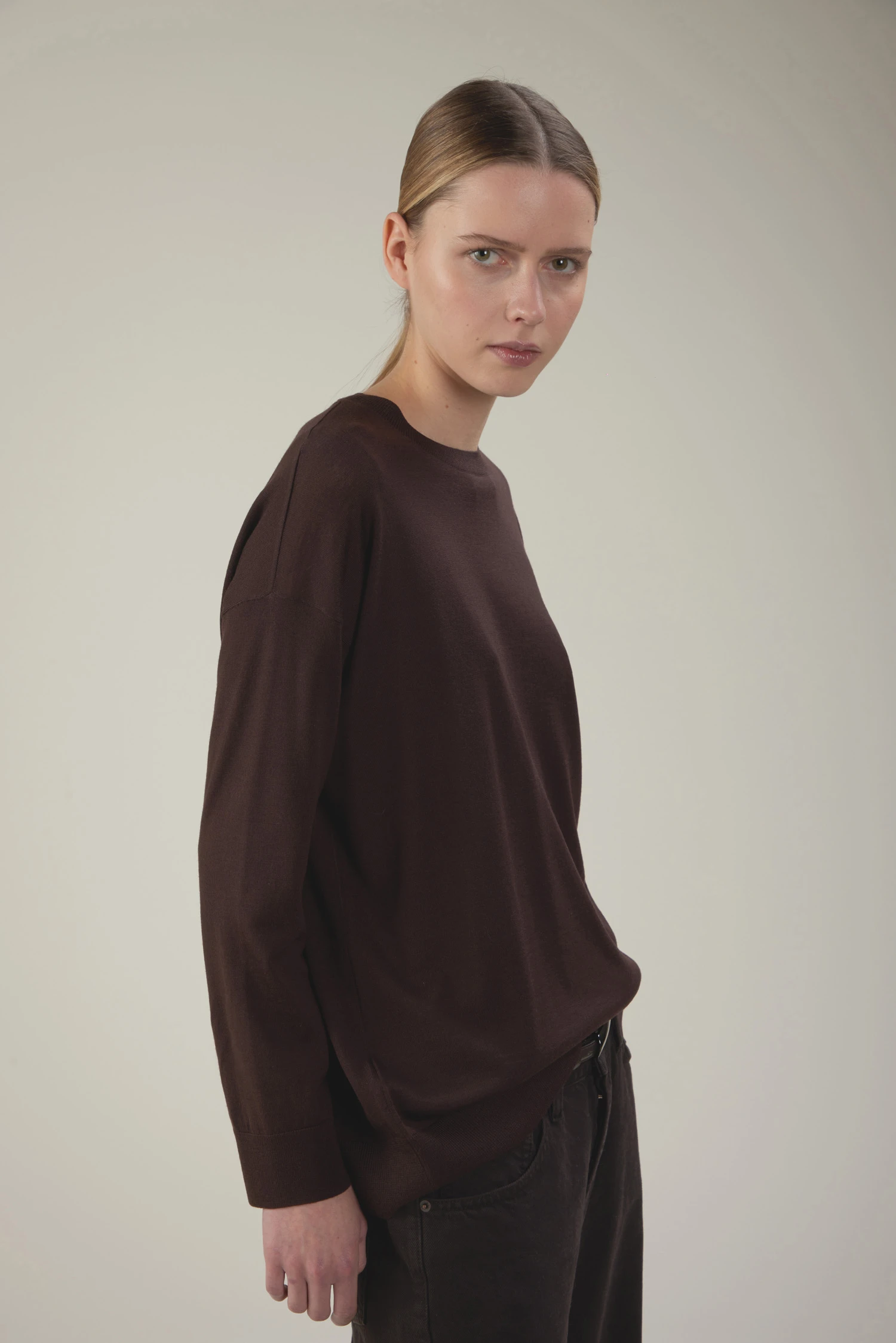 Maglia girocollo oversize in lana merino extrafine con spacco laterale e bottoni - immagine 2