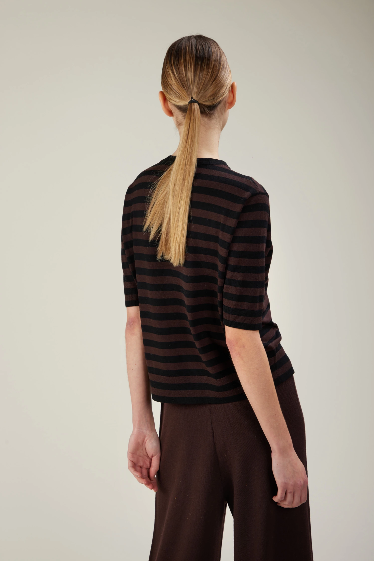Maglia girocollo bicolore a maniche corte in lana merino extrafine - immagine 3