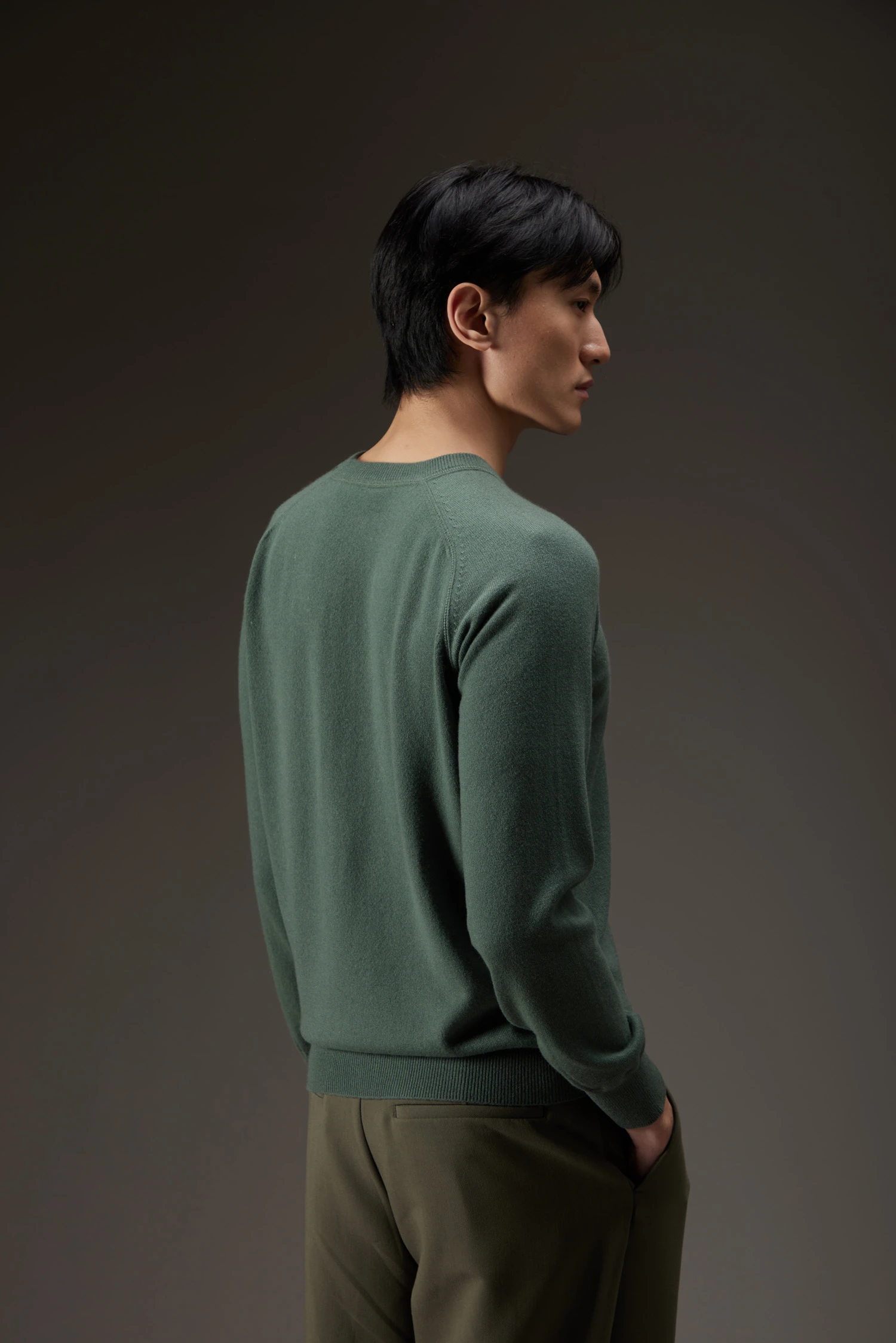 Maglia girocollo in cashmere dal taglio felpa - immagine 2