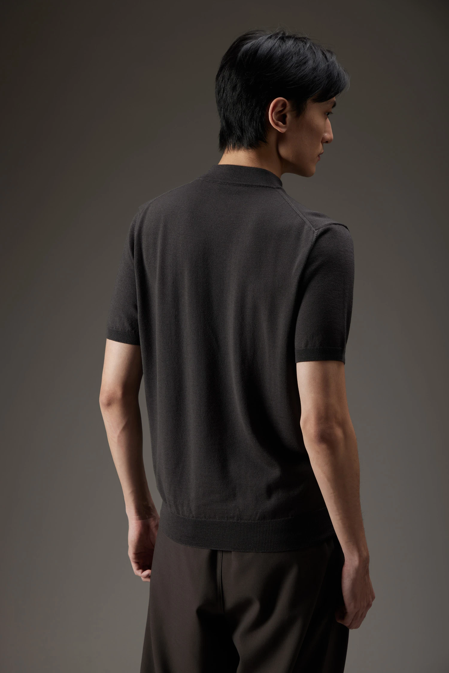 Maglia a maniche corte in lana con collo montante - immagine 3
