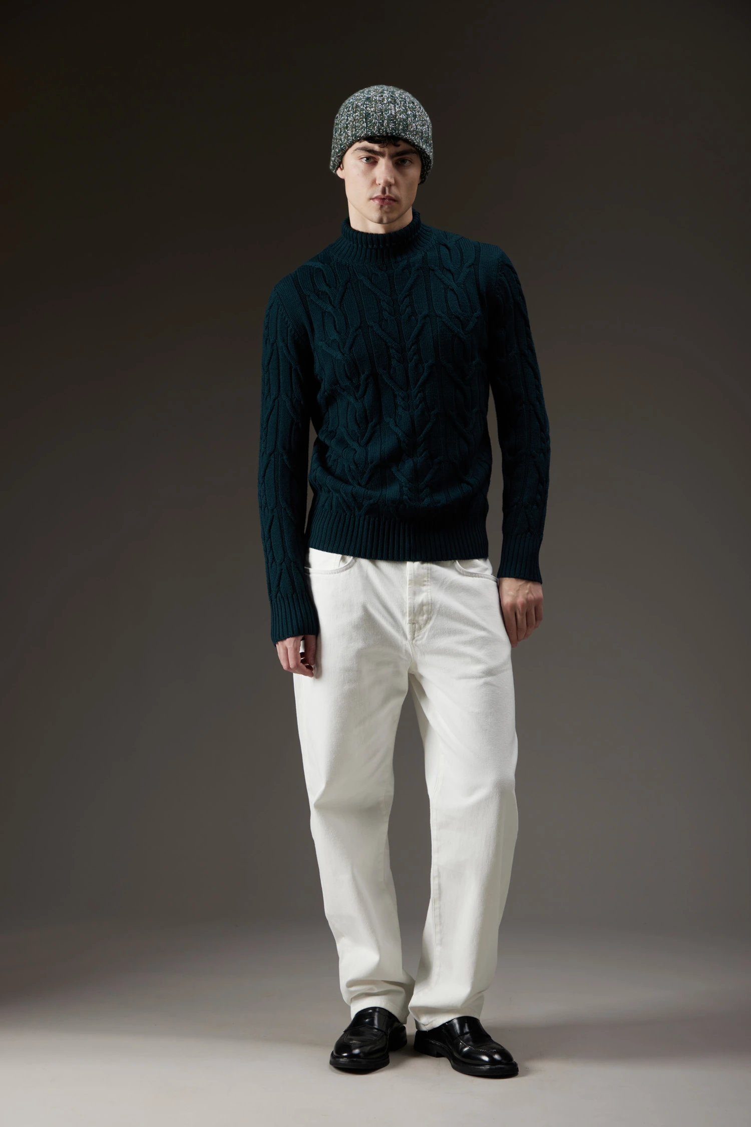 Maglione collo alto a coste e trecce - immagine 1