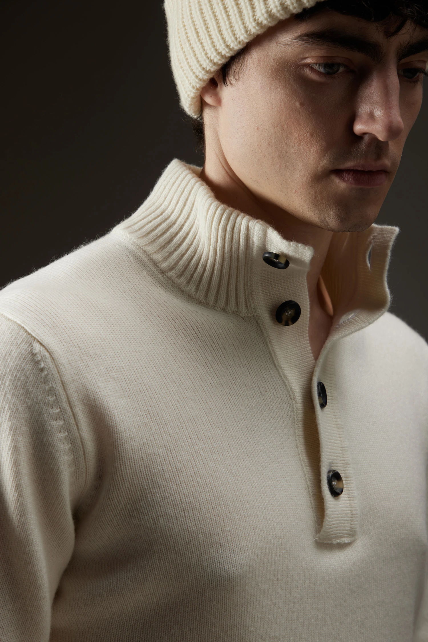 Maglione collo alto in cashmere con bottoni - immagine 2