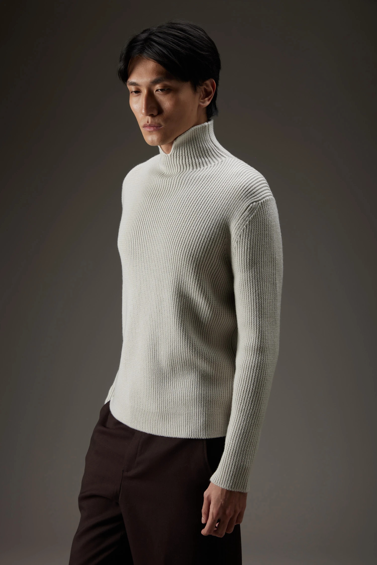 Maglia a collo alto a coste con collo speciale - immagine 1