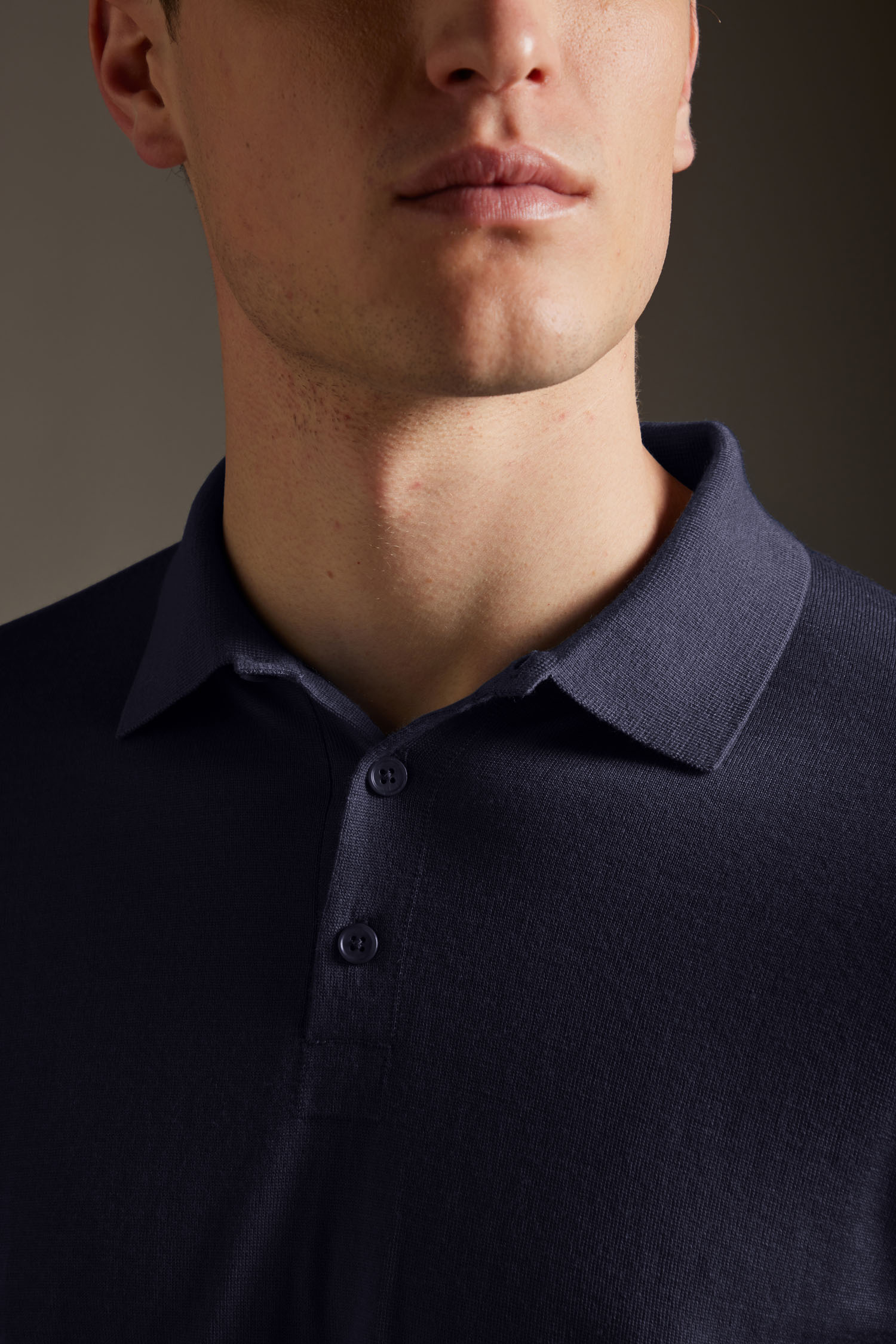 Polo in lana merino extrafine con bottoni - immagine 1