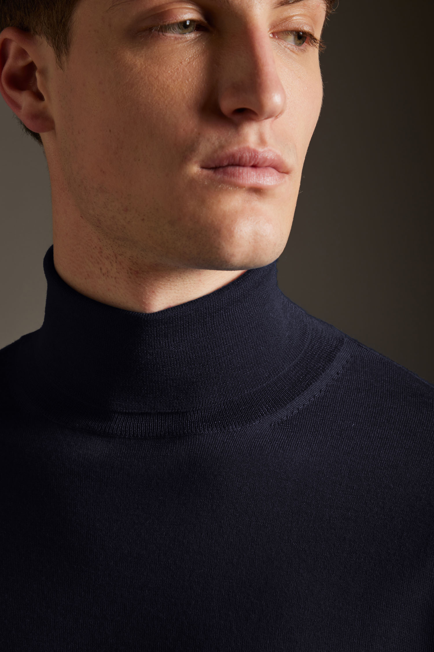 Maglia dolcevita in lana merino extrafine - immagine 2